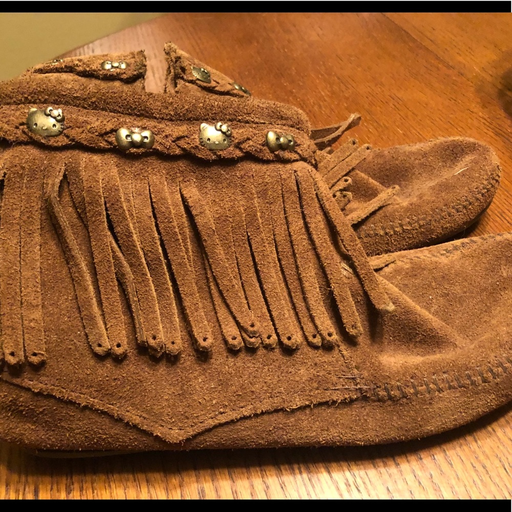 Minnetonka women’s fringe boots